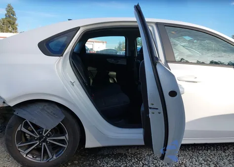 2023 Kia Forte Lxs z USA, uszkodzony, nr VIN 3KPF24ADXPE509723